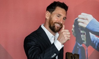 Messi recebe o prémio de 